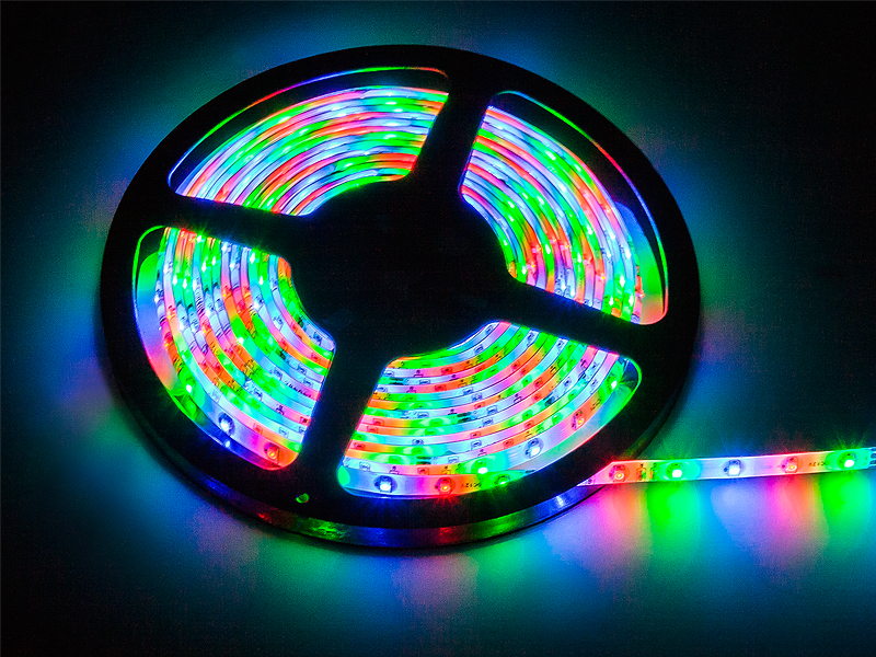 70-849#--Wodoodporna taśma LED kolor RGB zakończona złączką. Produkt wykonany został na białej elastycznej&amp;nbsp;i wytrzymałej taśmie o podłożu PCB. Źr&amp;oacute;dłem światła są diody LED SMD kt&amp;oacute;re emitują mocne światło. Dzięki możl