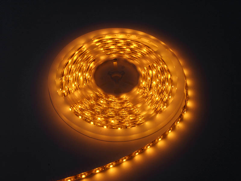 70-986#--Taśma LED kolor ż&amp;oacute;łty. Produkt wykonany został na elastycznej i wytrzymałej taśmie o podłożu PCB. Źr&amp;oacute;dłem światła są diody LED SMD kt&amp;oacute;re emitują mocne światło. Dzięki możliwości dzielenia (co 5cm - 3 diody