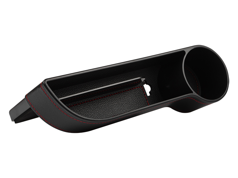 75-491#--Samochodowy schowek szczelinowy z przegr&amp;oacute;dkami i uchwytem na kubek przeznaczony do montażu z prawej strony kierowcy pomiędzy fotelem, a skrzynią bieg&amp;oacute;w. Wyjątkowo ładne obicie w czarnym kolorze to pewność wpasowania się 