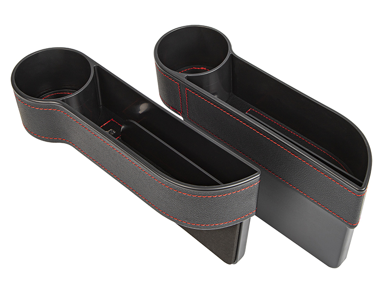 75-493#--Zestaw dw&amp;oacute;ch schowk&amp;oacute;w samochodowych szczelinowych z przegr&amp;oacute;dkami i uchwytami na kubki. Przeznaczone do montażu pomiędzy fotelem, a skrzynią bieg&amp;oacute;w. Wyjątkowo ładne obicie w czarnym kolorze t