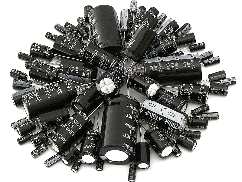 83-176#--Kondensator elektrolityczny LOW ESR (niskoimpedancyjny)&amp;nbsp;z wyprowadzeniami&amp;nbsp;o pojemności 470uF oraz napięciu 35V.&amp;nbsp;Specyfikacja:- Typ kondensatora: elektrolityczny LOW ESR (niskoimpedancyjny)&amp;nbsp;- Pojemno