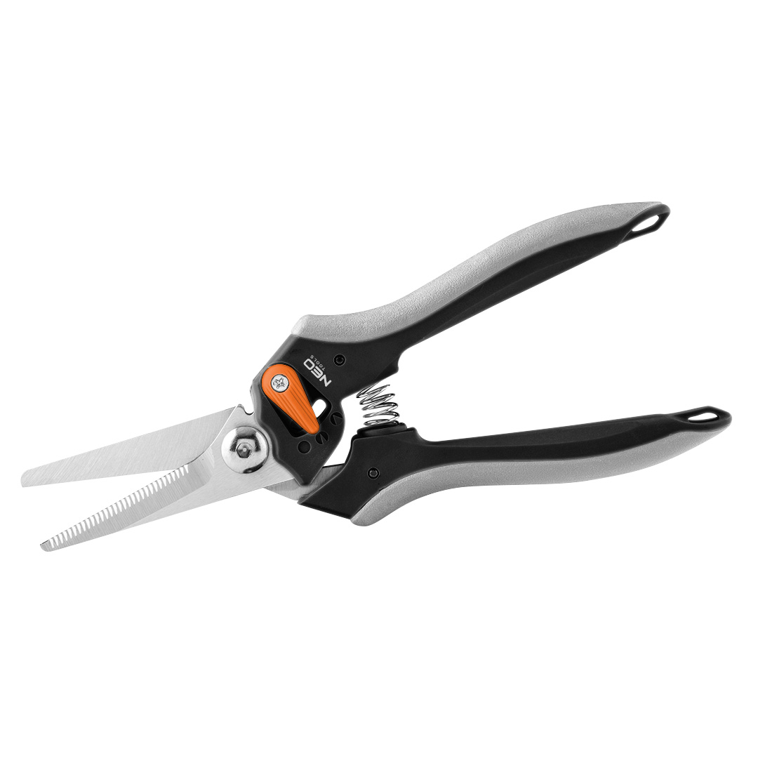 TOP-15-208--Sekator uniwersalny, długość całkowita 210 mm, maksymalna średnica cięcia 6 mm, ergonomiczny uchwyt z miękkimi elementami, regulowany rozstaw ostrzy, łatwo dostępny zamek do obsługi jedną ręką, idealny do cięcia: gałęzi, kołków, liny, sznurka, karton