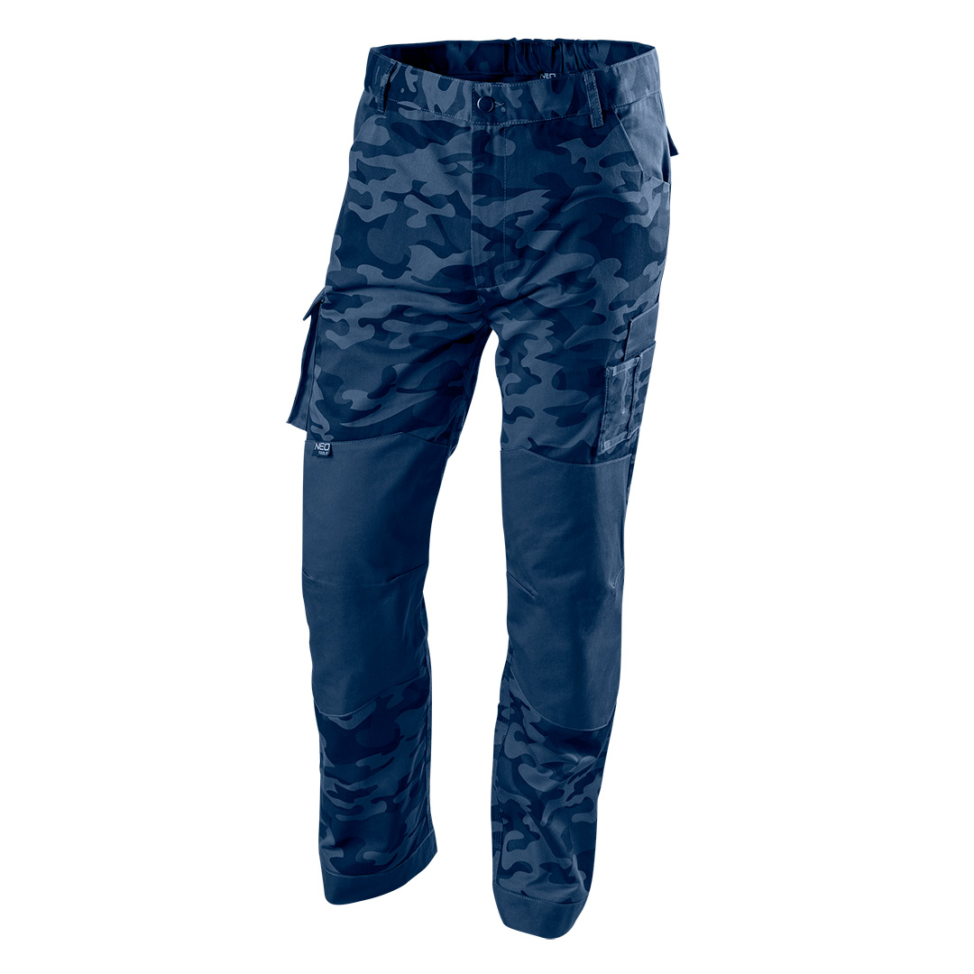 TOP-81-223-S--Spodnie robocze CAMO Navy, skład: 60% bawełna, 37% poliester, 3% elastan , unikalny wzór w odcieniach niebieskiego, wielofunkcyjne kieszenie, kieszeń na identyfikator, wzmocnione kolana z kieszenią na nakolanniki, profilowane kolana, guma w pasie, po