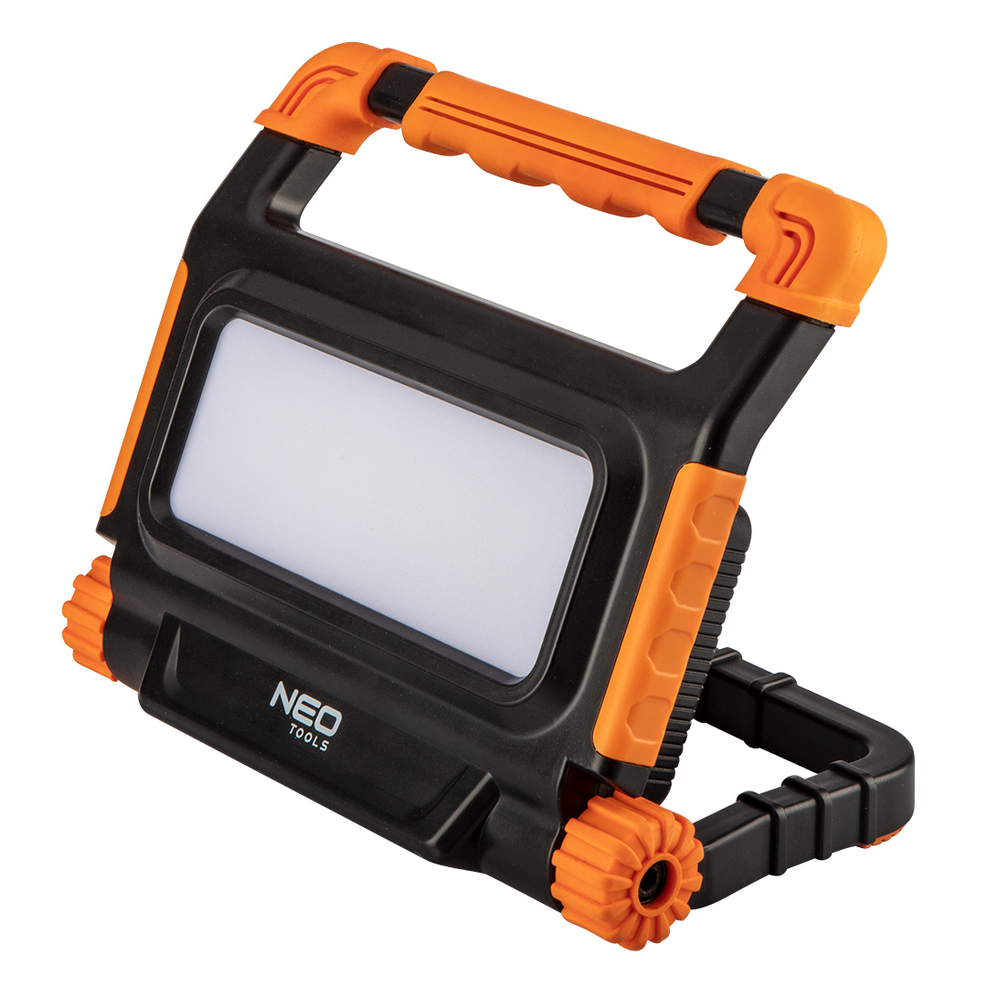TOP-99-064--Naświetlacz akumulatorowy 3000 lm, 30W, SMD LED, ładowarka 230V,  obudowa ABS+AL., uchwyt transportowy, podstawa regulacyjna, akumulator li-ion 3.7V 8000mAh, funkcja power banka, przewód USB C, wskaźnik naładowania baterii, 4.5h czas ładowania, IP 54